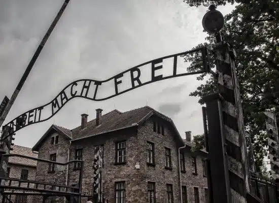 Historia obozu Auschwitz, którą trudno zawrzeć w podręczniku